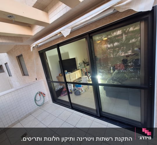 דלת הזזה מאלומיניום במרפסת